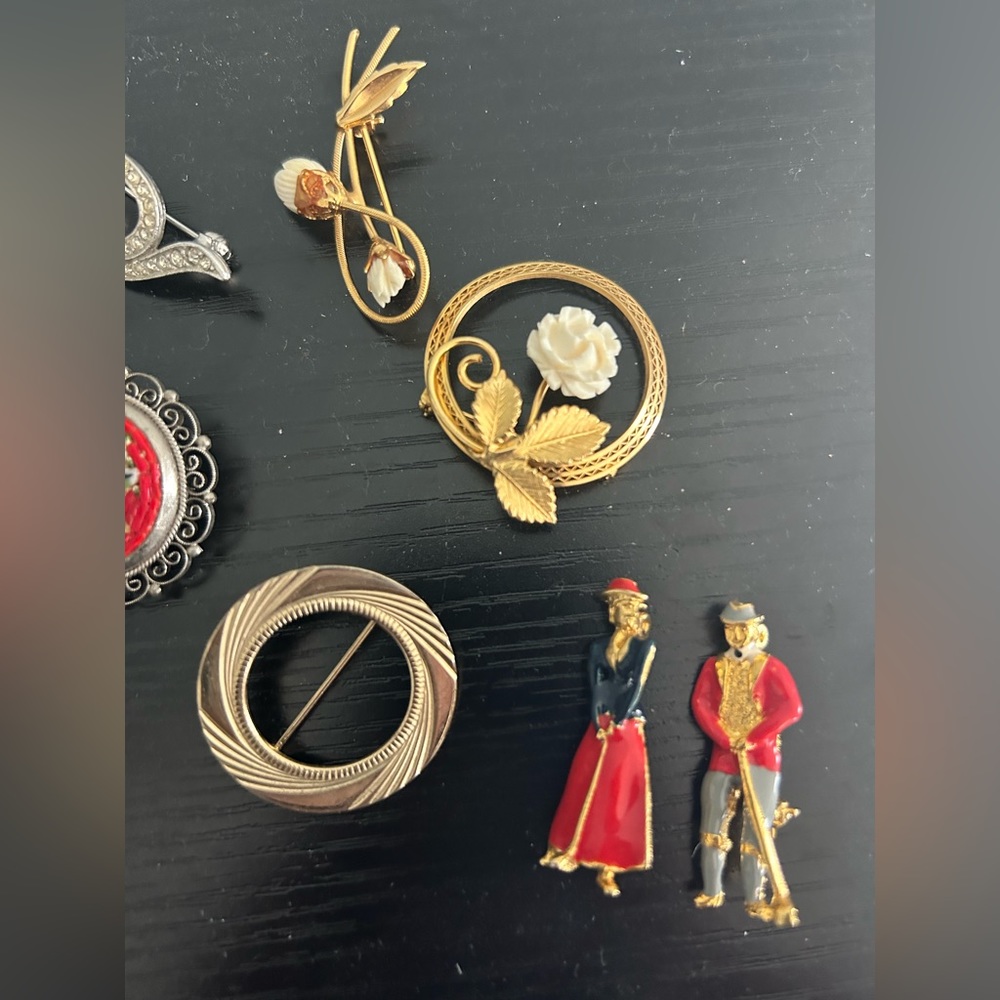 LOT of pins for clothes